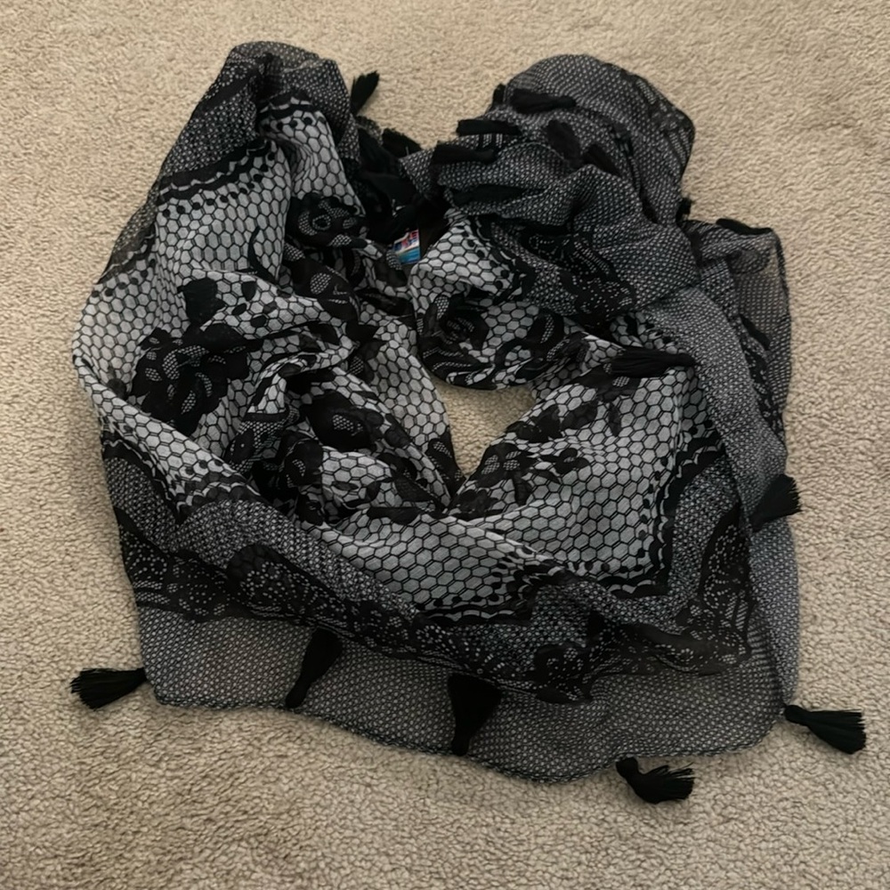 Black, grey, white Tildon scarf